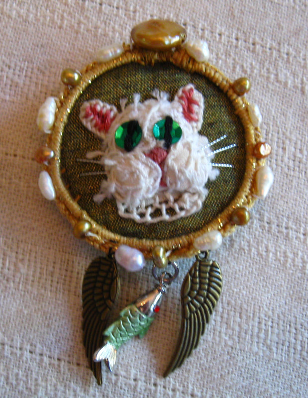 White Cat with Lace Collar Stumpwork Pin